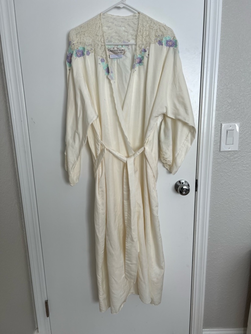Vintage Oscar de la Renta Cream Lace Trim Floral Embroidered Robe